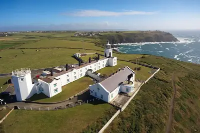 Image de Drakkar - deux chambres, une salle de bains maison de campagne phare dans le Lizard délicieux penisula