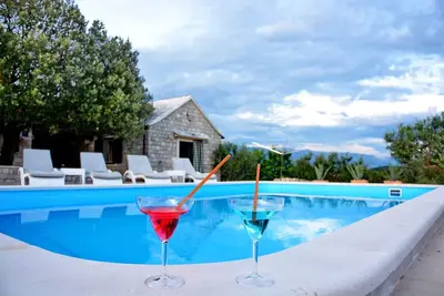 Image de Villa avec piscine dans un endroit isolé et calme