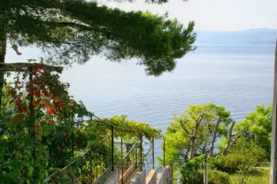 Image de Garçonnière avec la terrasse et la vue sur le mer Marusici, Omis (As-1024-d)