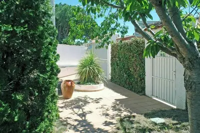 Town villa 8p private pool 350m beach