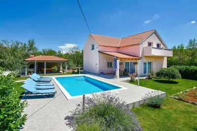 Image de Superbe maison à Dugopolje avec sauna