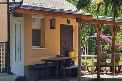 Image de Maison de vacances pour les familles avec un jardin et des jeux pour enfants