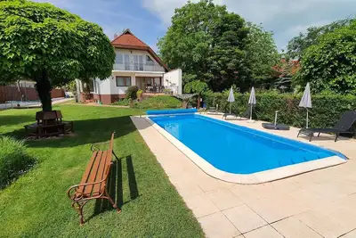Image de Appartement de vacances avec jardin et piscine