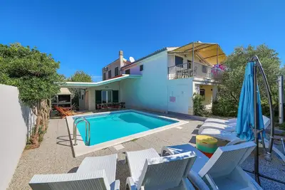 Image de Belle maison de 7 chambres à Okrug.