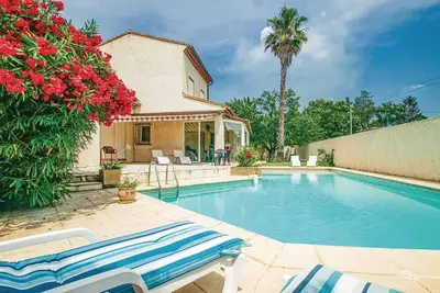 Image de Superbe maison Ă Milhaud avec WiFi