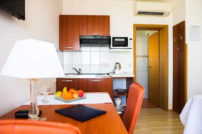 Image de Appartement et Chambres Ana (32801-A1) - Podstrana