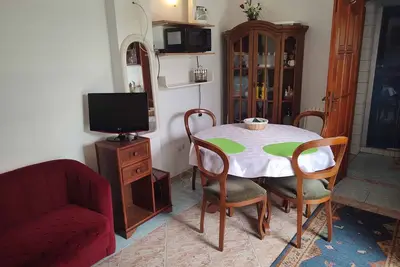 Image de Studio avec terrasse couverte et billard, proche du port