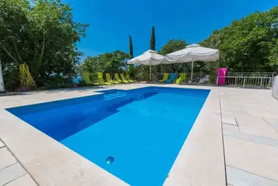 Studio avec piscine et vue sur la mer