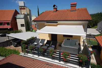 Image de Appartement de vacances avec de l'air conditionné, lave-linge et vue sur la mer