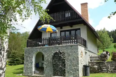 Image de Maison de vacances dans la forêt avec cheminée et billard