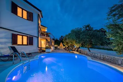 Image de Appartement de vacances avec utilisation de la piscine, sauna et bain à remous