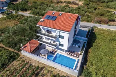 Image de Belle maison à Stobrec avec sauna