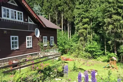 Image de Cabane de montagne avec piscine, aire de jeux et une vue magnifique sur les bois