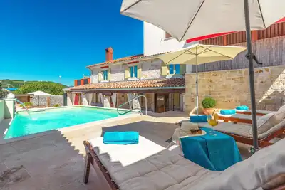 Image de Belle maison de 3 chambres Ă Plovanija
