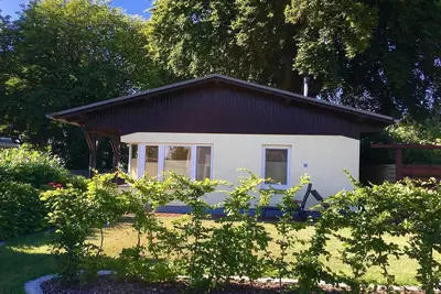 Image de Maison de vacances Boddenhus - Wlan, 2 chambres, Jardin - au bord de l’eau - maison de vacances