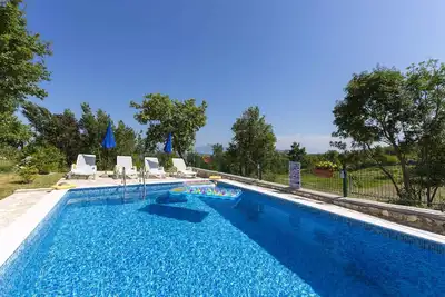 Image de Maison de vacances avec piscine dans quartier calme