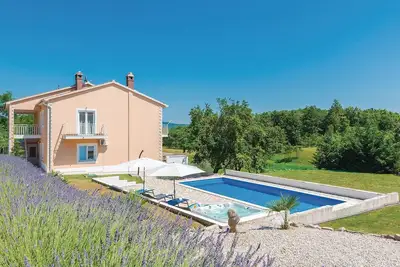 Image de Superbe maison Ă Nedescina avec jacuzzi