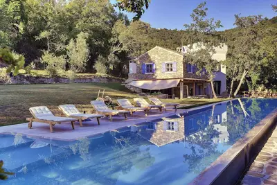 Image de Maison de vacances avec piscine et bain à massages