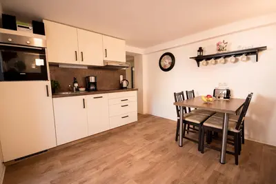 Image de Appartement Nouveau seulement 8 minutes de la plage, au milieu d'un jardin idyllique