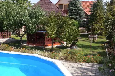 Image de Maison de vacances avec une piscine extérieure et de la climatisation