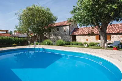 Image de Belle maison à Lozovac avec WiFi