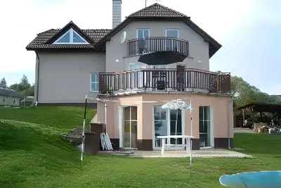 Image de Villa avec piscine intérieure, saunou et salle de jeux