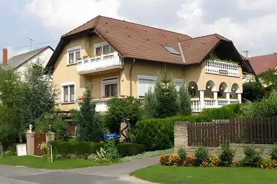 Image de Appartement de vacances avec terrasse, WiFi et climatisation