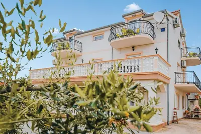 Bel appartement à Vodice avec WiFi