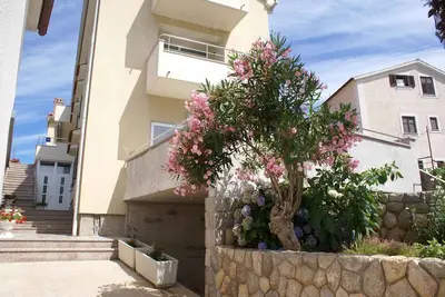 Image de Appartement de vacances avec air conditionné, à seulement 50 mètres de la mer