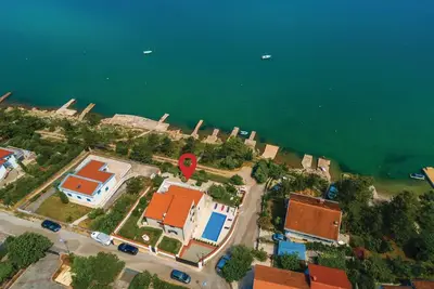 Image de Maison en bord de mer Ă Klimno avec.