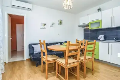 Bel appartement à Dugi Rat avec WiFi
