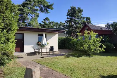 Image de Bungalow avec terrasse et jardin