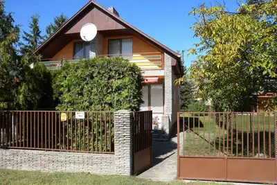 Image de Maison de vacances avec télévision couleur équipée du câble et micro onde