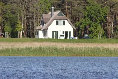 Image de Trois chambres au toit de chaume Reeve 5 lits - vue sur l'eau au toit de chaume Reeve première rangée de herrl Wi-Fi trois