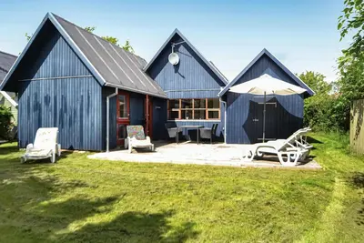 Image de Une maison de vacances confortable et rénovée sur un terrain naturel protégé à Bork Havn.