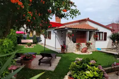 Image de Maison de vacances avec micro-onde et télévision équipée du câble