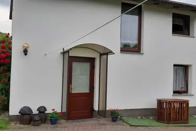 Image de Maison de vacances avec balançoire pour enfants et barbecue