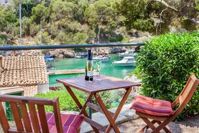 Harbour View 2 Holiday Apartment by the Sea in a Lively Fishing Village in Cala Figuera
