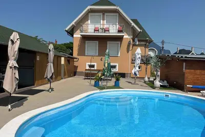 Image de Appartement de vacances avec piscine chauffée, balcon, climatisation et Wi-Fi