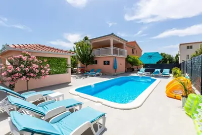 Bel appartement à Kastel Novi avec WiFi