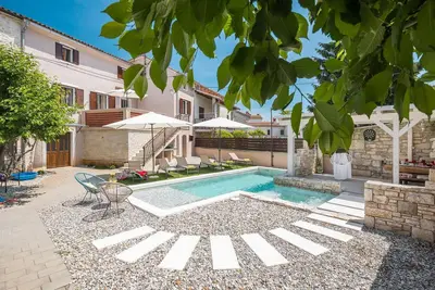 Image de Belle maison à Peresiji avec jacuzzi