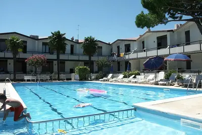Image de Bungalow avec piscine extérieure et climatisation
