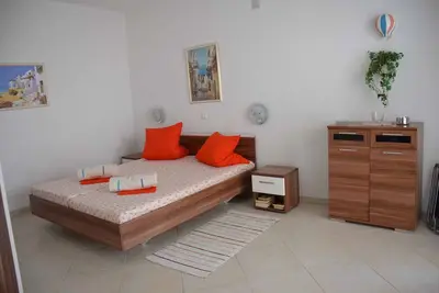Image de Studio avec terrasse et barbecue