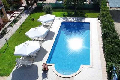 Image de Studio avec piscine et climatisation
