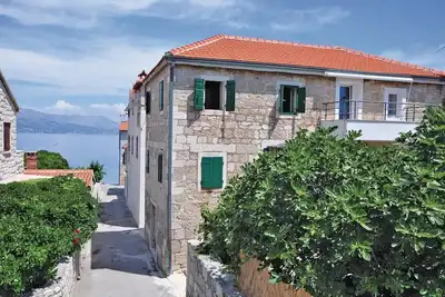 Image de Belle maison Ă Postira avec cuisine