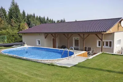 Image de Bungalow avec une piscine extérieure