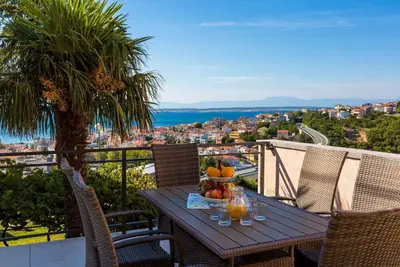 Image de Appartement de vacances avec balcon avec vue mer et terrasse avec barbecue