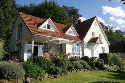 Image de idyllique endroit ensoleillé Condo \/ Appartement, près de la forêt, hypermétropie