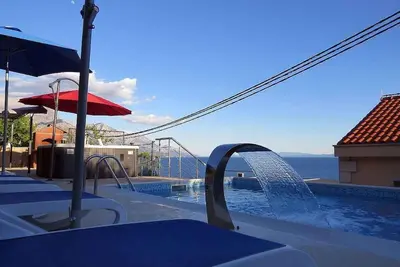 Image de Maison de vacances avec piscine et vue sur la mer