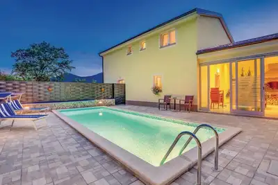 Image de Belle maison Ă Jurdani avec WiFi